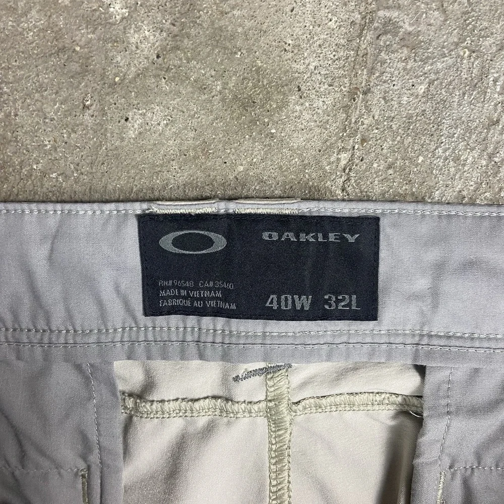 Vintage Oakley Technical Golf Pants Size 40x32 Beige Chino Active Sports Wear